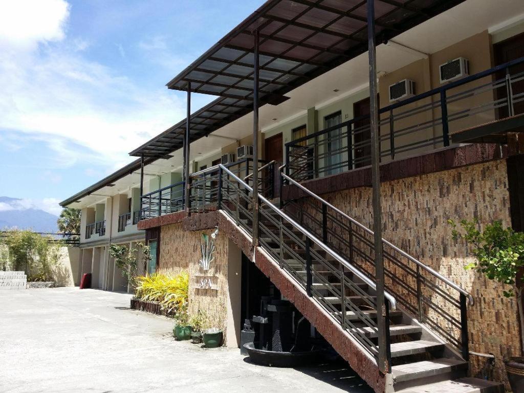 Quezon Premier Hotel Lucena Bagian luar foto